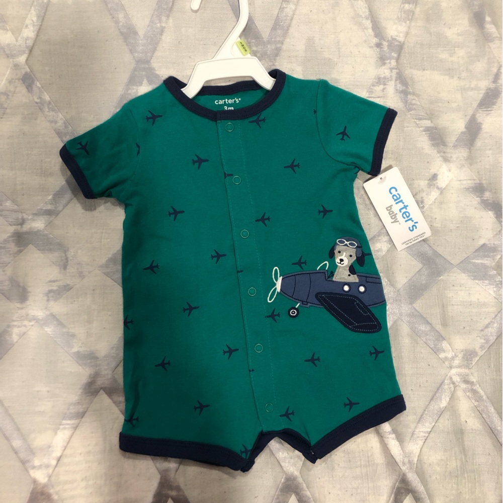 ✈️🐶New with tags Carters boy romper onsie✈️🐶